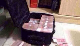 Hận bạn gái, đại gia ném tung tiền tỉ khắp đường