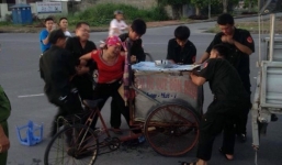 Trăn trở với cảnh người phụ nữ gào khóc giằng xe kem từ tay dân phòng