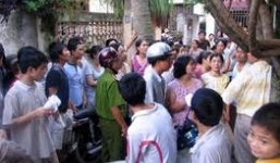 Chồng giết vợ bằng 14 nhát dao rồi lao vào ôtô tự tử