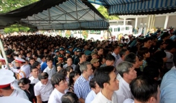 Người dân nơi máy bay rơi thắp nhang tri ân