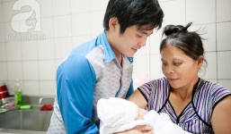 Mẹ chết, bố thẫn thờ ôm con được 1 tuần tuổi đi xin sữa