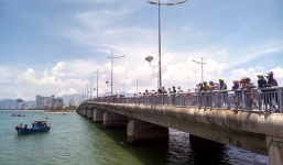 Hà Nội: Thiếu nữ bất ngờ nhảy cầu tự tử, bỏ lại xe máy