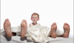 Sững sờ biết con học 'chuyện ấy' từ bố mẹ, 'thử' với bé gái hàng xóm