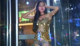 'Tiểu Angela Phương Trinh' diện váy xuyên thấu nhảy trong lồng kính