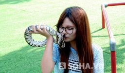 Nữ sinh trường Báo kể cảm giác khi trăn thè lưỡi hôn môi