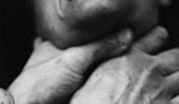 Đang tắt đèn đi ngủ thì kẻ cướp gọi cửa rồi xông vào bóp cổ