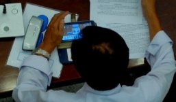 Đại biểu HĐND TP.HCM vừa chơi game vừa giơ tay biểu quyết