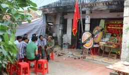 Đi chơi về đến nhà, bất ngờ bị đâm chết