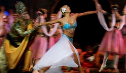 Lên giường với nữ vũ công ba lê, tỉ phú Nga 2 lần gọi cấp cứu