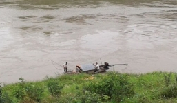 Nghi án bị cha mẹ mắng, đôi nam nữ tự tử dưới kênh nước