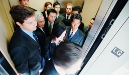 15 người hoảng loạn vì kẹt cứng trong thang máy