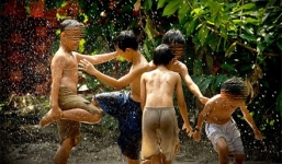 Bé trai bị ô tô đâm chết vì chạy ra đường tắm mưa