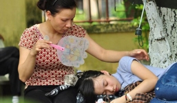 Những hình ảnh xúc động về tình phụ mẫu sau cánh cổng trường thi