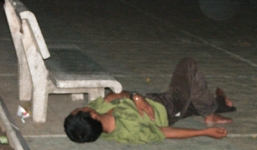 Tên trộm ngủ quên ngoài ban công, người nồng nặc mùi rượu