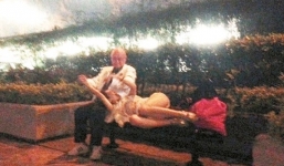  Đại gia âu yếm bồ nhí giữa công viên mặc kệ lộ hàng