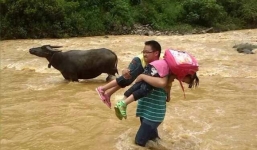 Thầy giáo vác học sinh vượt thác lũ đến trường