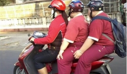 Sốc với cảnh “ba mẹ con khổng lồ trên một xe máy” ở Sài Gòn
