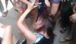 Những thiếu nữ trộm cắp bị xử ngay tại hiện trường