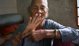 Cụ bà 104 tuổi 'bật mí' chiêu tay không bắt cướp
