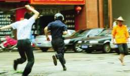 Bị chém chết vì dựng xe máy giữa đường đi tiểu tiện