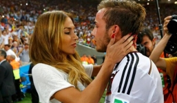 Gotze và bạn gái xinh như mộng tình tứ trên sân sau chung kết World Cup 2014
