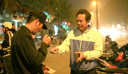 Cảnh sát cơ động dừng xe khám người liệu có đúng?