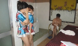 Bắt quả tang 'máy bay bà già' đang phục vụ trai trẻ 9x