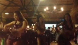 Sốc: Màn nhảy bốc lửa của nhân viên quán nhậu