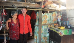 Bà nội 81 tuổi đi bới rác nuôi cháu bệnh động kinh