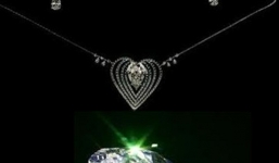 Cận cảnh bộ bikini 2 mảnh nạm kim cương giá 600 tỷ