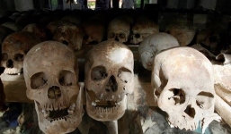 Rùng mình ghé thăm 'Cánh đồng Chết' phủ đầy hộp sọ ở Campuchia  