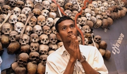 Rùng mình ghé thăm 'Cánh đồng Chết' phủ đầy hộp sọ ở Campuchia  