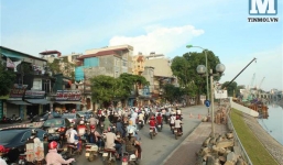 Chùm ảnh: Sập đường Láng, người dân bức xúc vì khắc phục chậm chạp