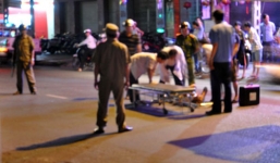 Tông vào xe taxi, chân nam thanh niên bị gãy, vắt chéo lên bụng