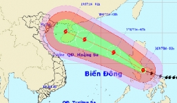 Bão Thần Sấm giật cấp 16 vào biển Đông