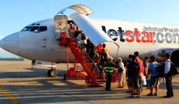 Máy bay Jetstar trễ chuyến 4 tiếng vì... lông chim
