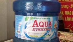 Rùng mình với 'nước tinh khiết' đầy rêu, vẩn đục