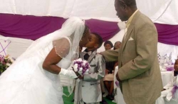 Cậu bé 9 tuổi làm đám cưới với người yêu của ông nội 62 tuổi