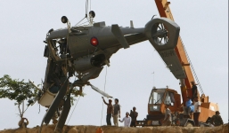 Cận cảnh máy bay Trung Quốc tặng Campuchia chỏng chơ trên vách đá