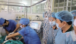 Cứu chữa 3 chiến sỹ vụ máy bay rơi: Gia đình nghẹn ngào trước sự tận tâm của bác sỹ