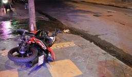 Nam thanh niên tông xe taxi, chân gãy vắt chéo lên bụng