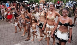 Ghé thăm bộ tộc thiếu nữ xinh đẹp có body chuẩn như người mẫu