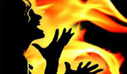 Người phụ nữ tự thiêu sống trước đồn cảnh sát sau khi bị cưỡng hiếp tập thể