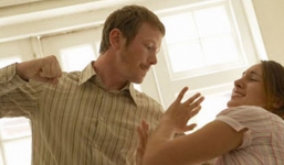 Bị đánh dập đầu gối vì bắt quả tang chồng cặp bồ