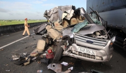 Mẹ nhìn con trai chết thảm trên xe khách bị nạn ở cao tốc 