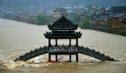 Mưa to ngập lút cổ trấn Trung Quốc