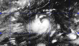 Bão Thần Sấm giật cấp 17 áp sát Hoàng Sa, biển động dữ dội