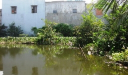 Phát hiện xác chết phụ nữ, không mặc quần tại ao nhà