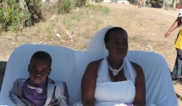 Cậu bé 9 tuổi 'cưới thêm lần nữa' với cô dâu 63 