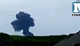 Khoảnh khắc máy bay xấu số MH17 phát nổ trên mặt đất